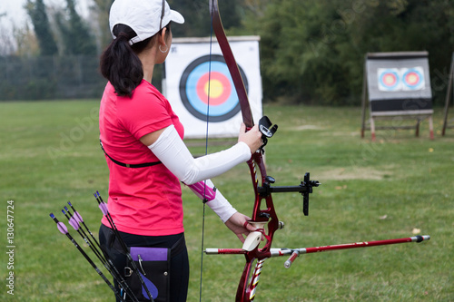 Fotografia Female athlete practicing archery in stadium