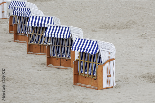 Tableau sur toile Roofed beach chairs placed in a line