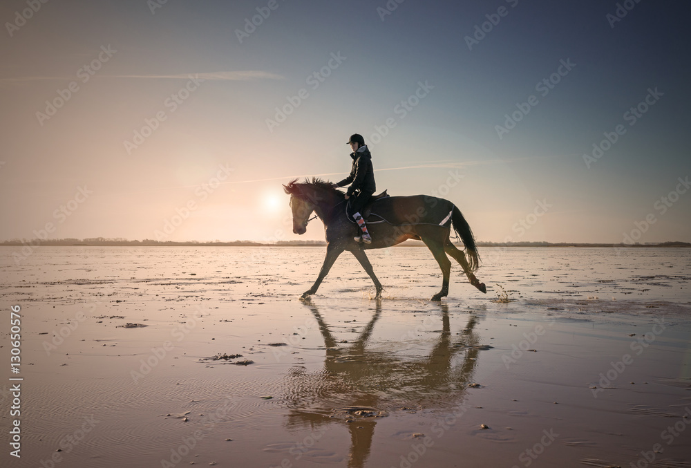 jeune fille au galop sur la plage jeune fille au galop sur la plage