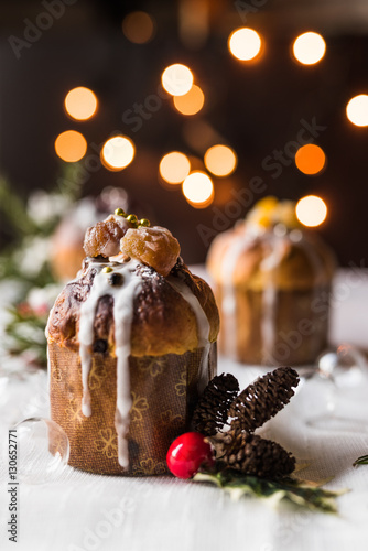 dolce tradizionale italiano di Natale. Piccolo panettone monoporzione con marron glacè e confetti dorati