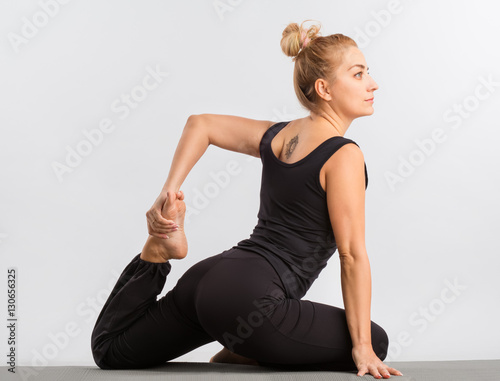женщина практикует йогу