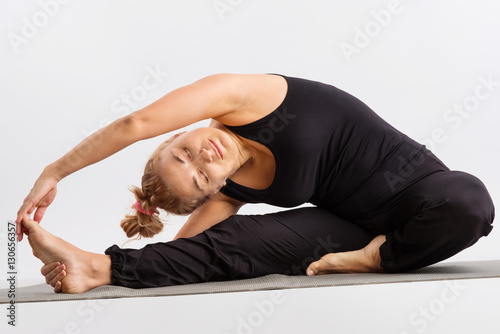 женщина практикует йогу