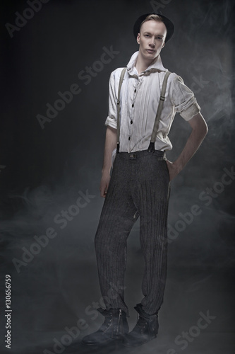 Junger blonder Mann in 20er Jahre Kleidung