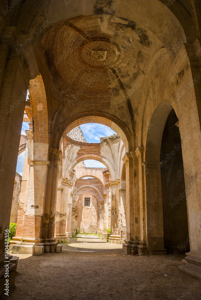 Fototapeta premium Yellow and white Baroque style building in Antigua, guatemala.