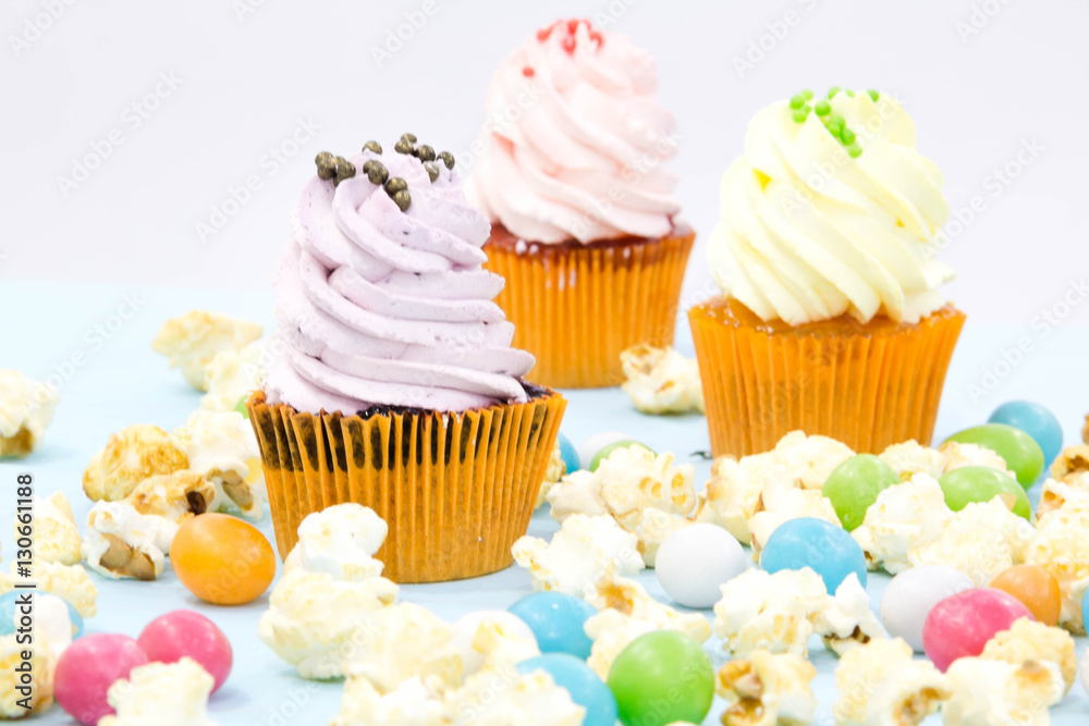 Pink frosted cupcakes on light blue background Stock-Foto | Adobe Stock