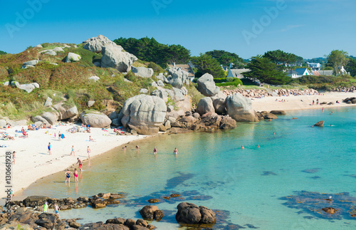 Badestrand am Meer im Sommer, Tregastel, Bretagne, Frankreich photo