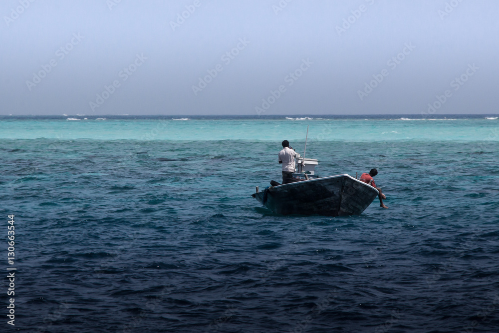 kleines Fischerboot auf indischem Ozean