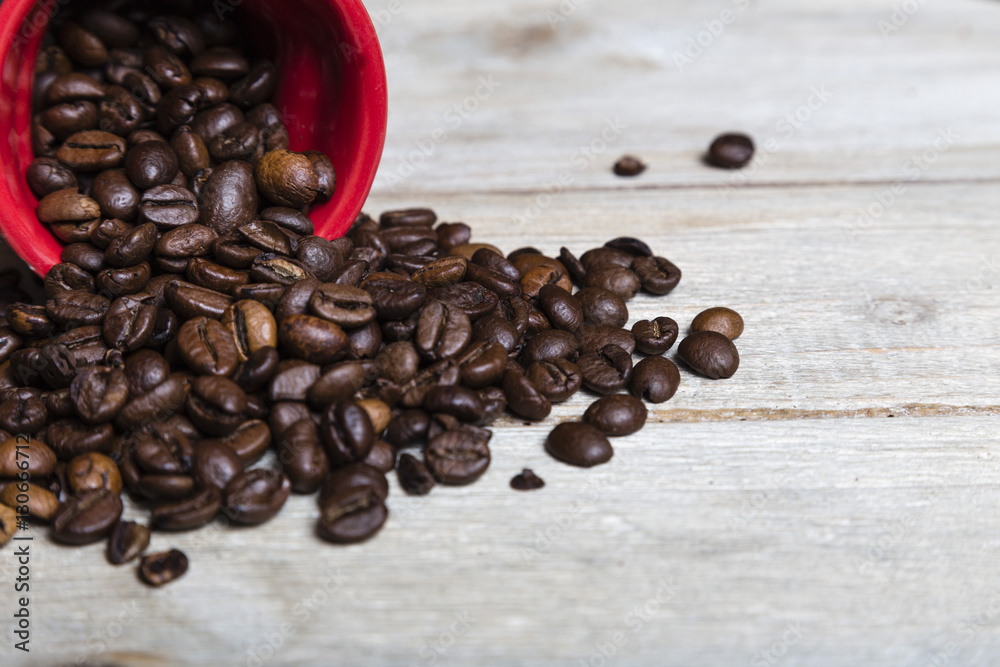 Obraz premium Tazzina di caffè con chicchi tostati