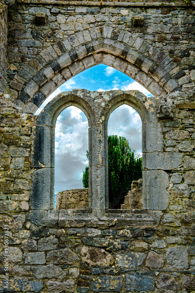 Wand einer Kirchenruine mit Fenster in Irland