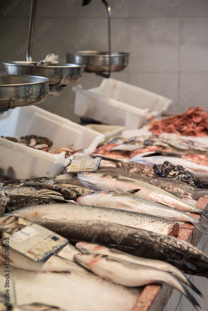 Marktstand mit frischem Fisch