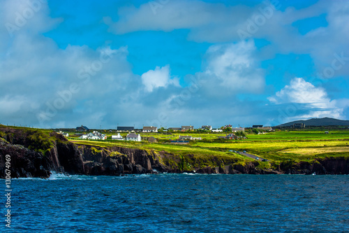 Malerische Siedlung an der Küste von Irland