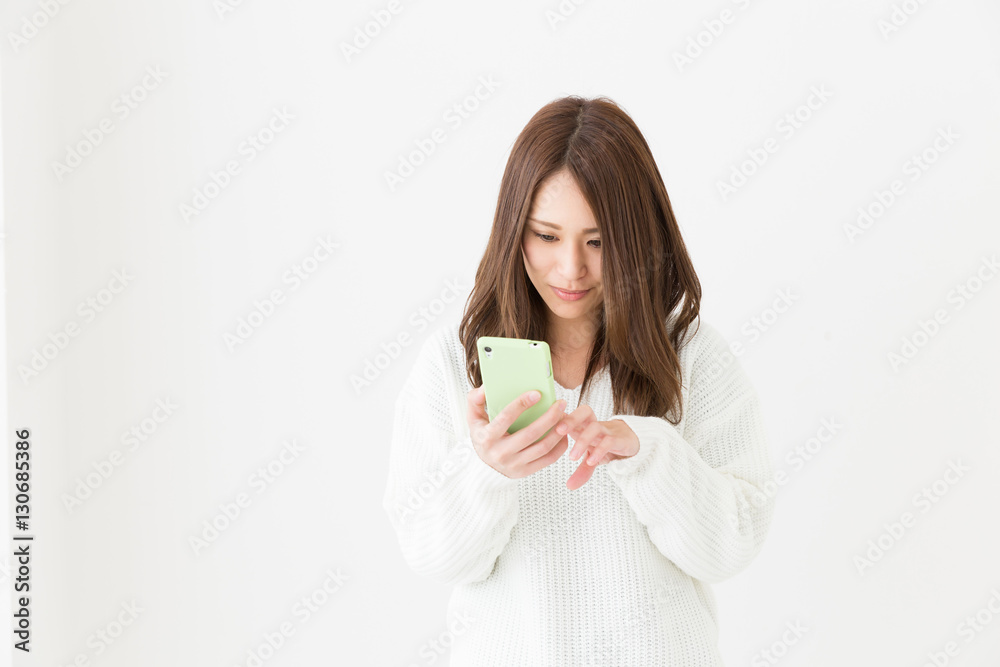 スマートフォンを見る女性　笑顔