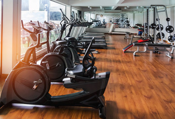 Fotobehang Fitness Hometrainers in moderne fitnessruimte  © Soonthorn