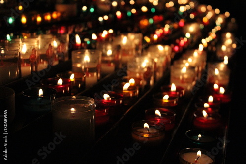 Lampions dans une église