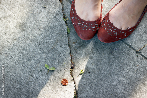 Quadro em tela Girl finds a penny on the sidewalk.