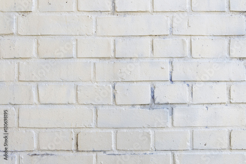 白く塗られたレンガ壁