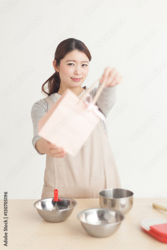 チョコレートを作る女性・白バック チョコレートを作る女性・白バック
