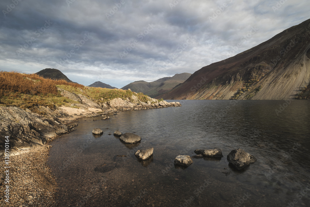 Obraz premium Beautiful sunset landscape image of Wast Water and mountains in