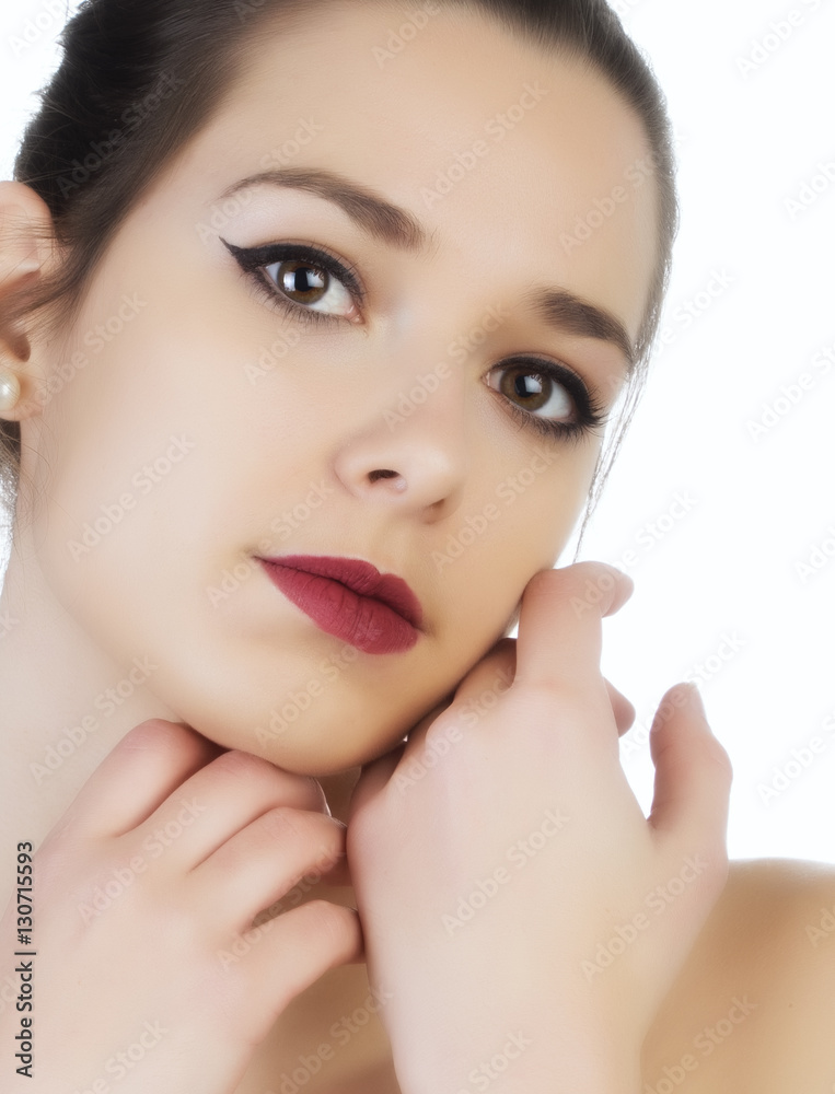 Mujer joven con maquillaje sobre fondo blanco Mujer joven con maquillaje sobre fondo blanco