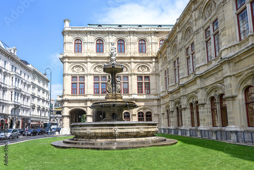 Photo view on fountain and statue at vienna opera state house, austria