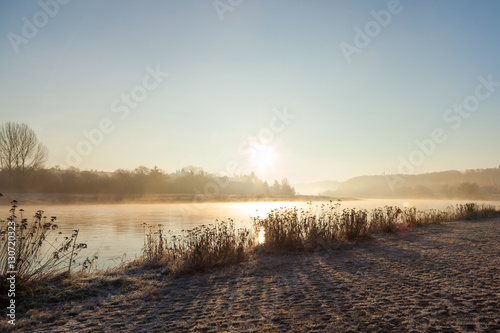 Morgenstimmung am Fluss im Winter photo