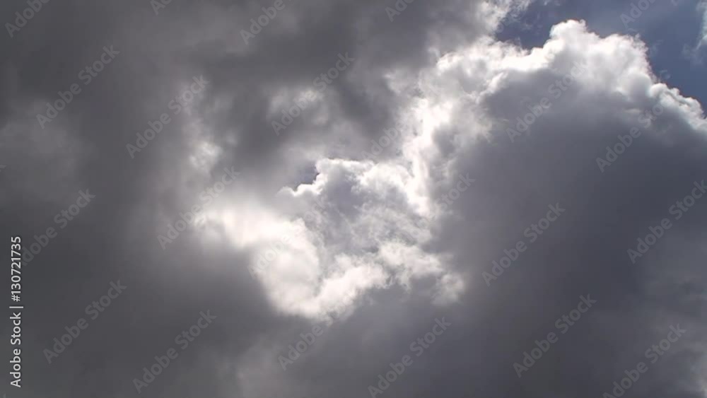 Die Sonne versteckt sich hinter den dunklen ziehenden Wolken