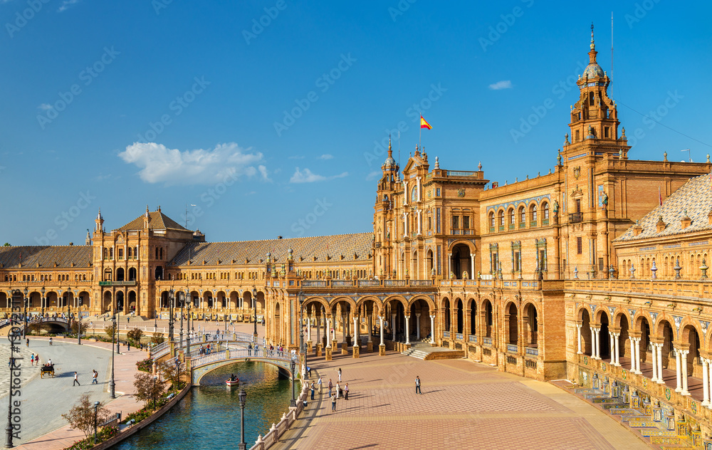 Obraz premium Główny budynek Plaza de Espana, kompleksu architektonicznego w Sewilli - Hiszpania