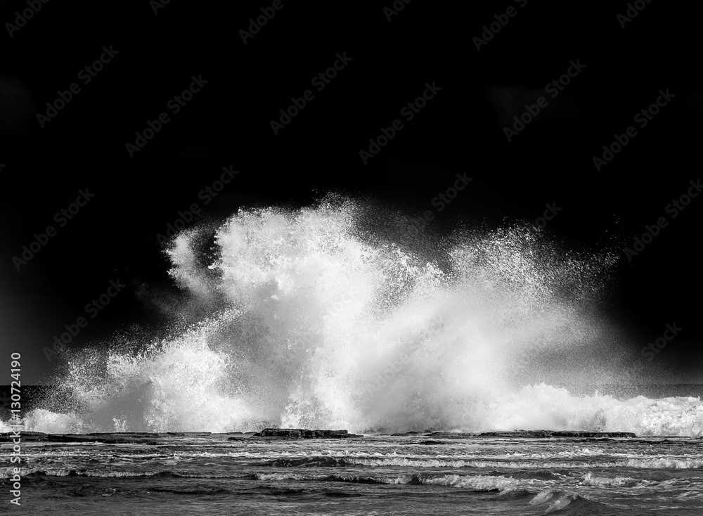 Fototapeta premium Waves crashing at Coledale