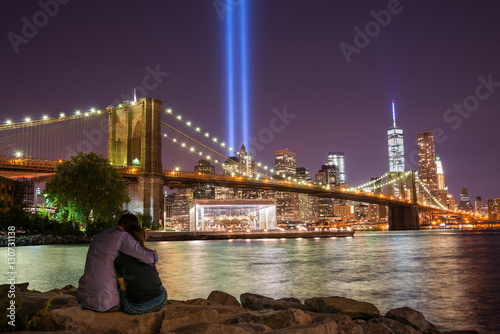 Fotografi Lovers embrace while watching the tribute in lights memorial