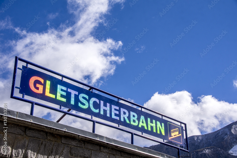Eingang zur Gletscherbahn im Gebirge Eingang zur Gletscherbahn im Gebirge