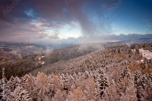 Śnieżny zimowy dzień w górskim mieście Muszyna. Snowy day in the mountain in Muszyna - Poland.