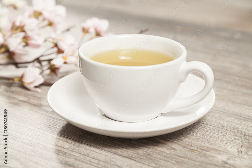 Tasse grüner Tee im Frühling