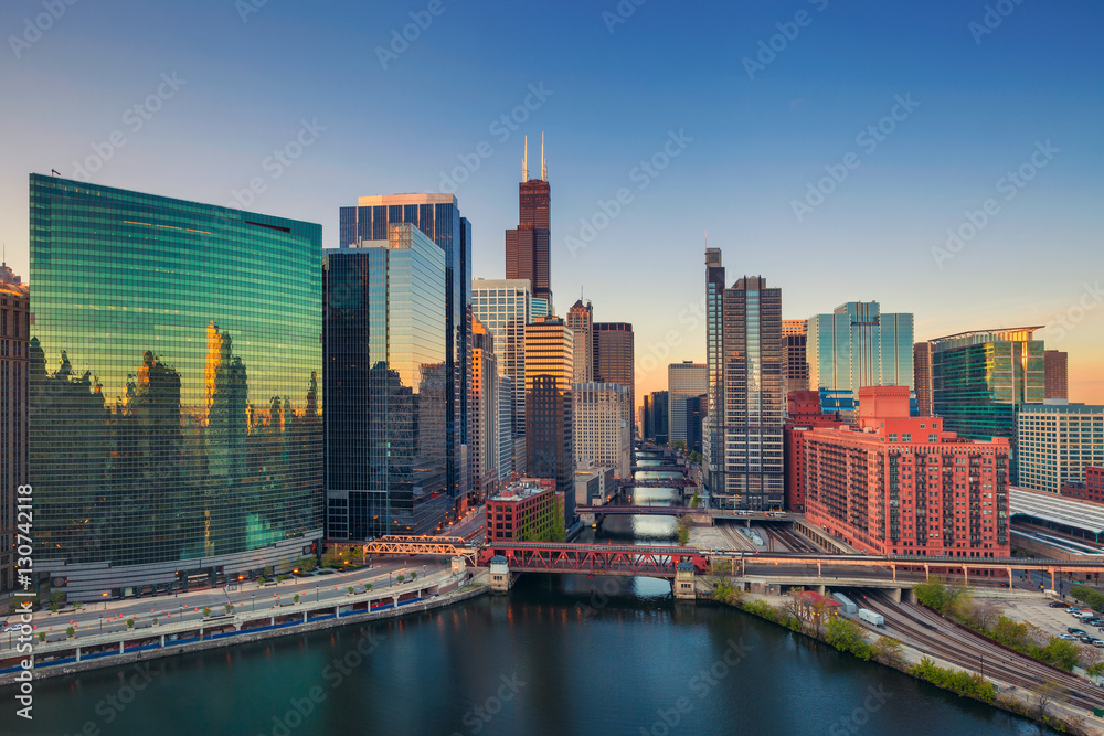 Naklejka premium Chicago o świcie. Obraz pejzażu miejskiego centrum Chicago o wschodzie słońca.