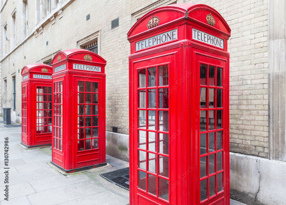 Obraz premium Three Red London Telephone boxes all in a row