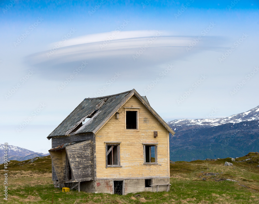 Fototapeta premium lonely abandoned house in the tundra in Norway