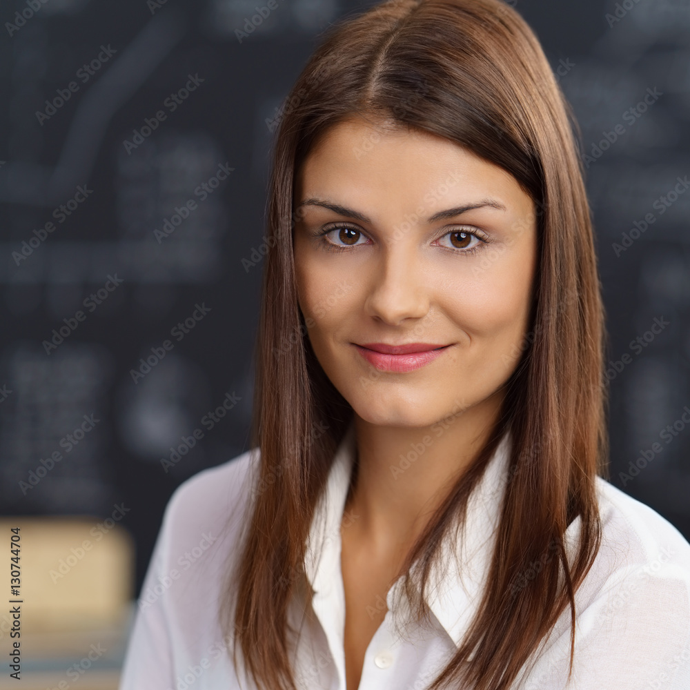 attraktive junge frau in einem büro attraktive junge frau in einem büro
