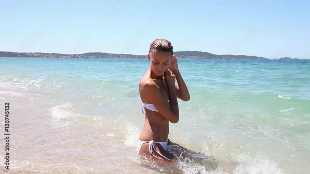belle femme en maillot de bain dans la mer turquoise