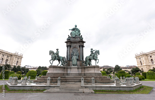 Photo beautiful view of maria theresa memorial and square at famous naturhistorisches natural history museum with park and sculpture at fountain