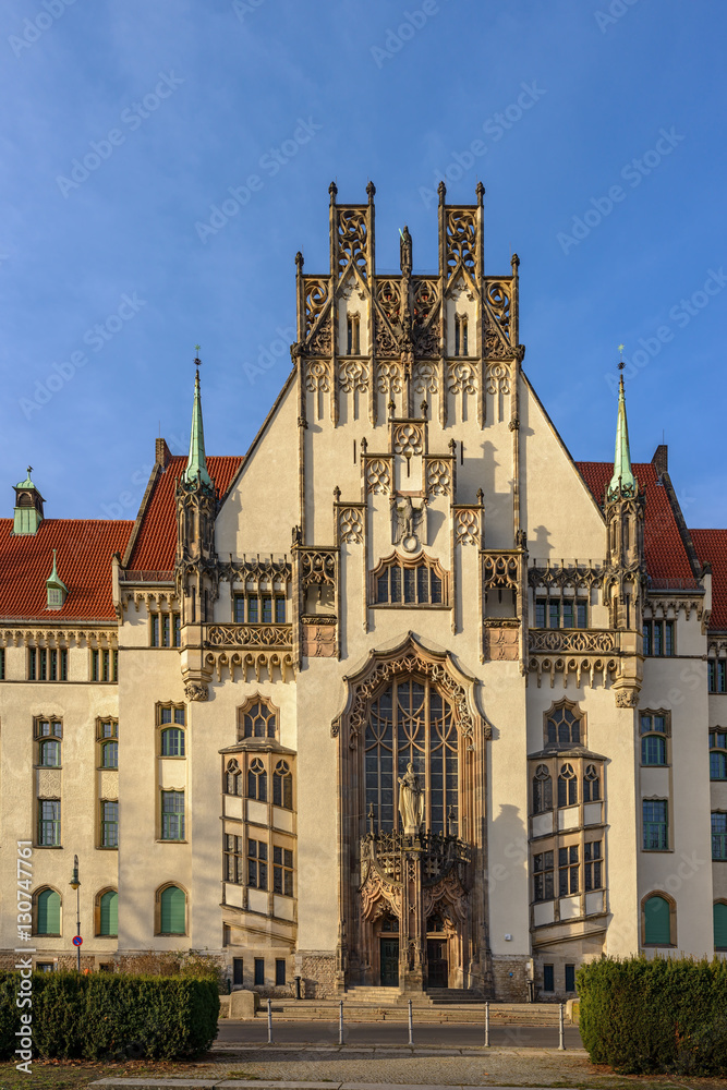 Neogotisches Hauptportal des Weddinger Amtsgerichts