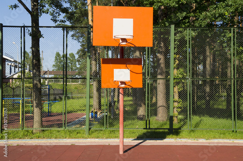 двойная баскетбольная доска на стадионе