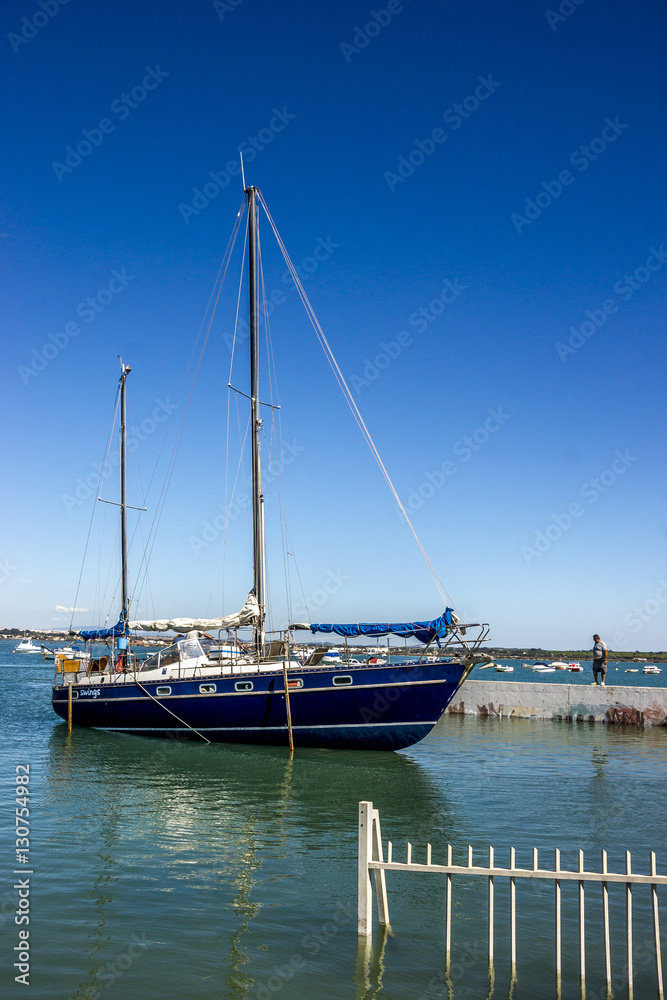 Blaues Segelboot im Hafen