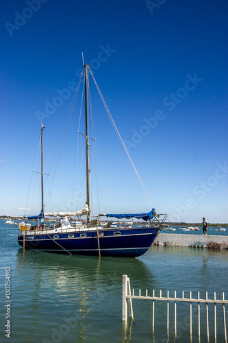 Blaues Segelboot im Hafen