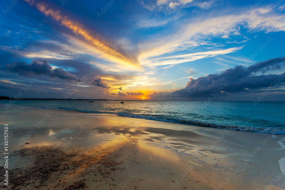 Fotografie Sun dips below horizon on Grace Bay Beach