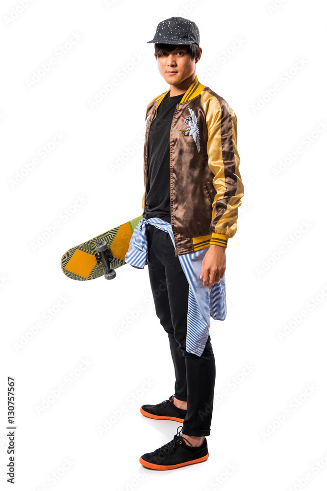 Naklejka premium Asian urban man with skate