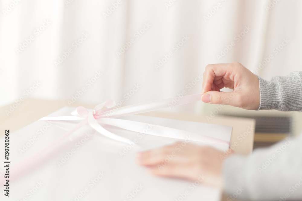 Obraz premium プレゼントをあける女性