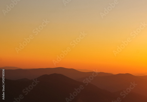 Konstfotografi minimal mountain shapes on the horizon during sunset