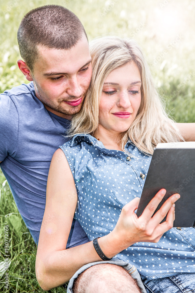 coppia di fidanzati al parco mentre leggono un libro in relax Stock Photo