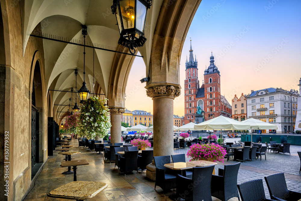 Naklejka premium St Mary's Basilica and Main Market Square in Krakow, Poland, on sunrise