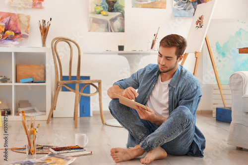 Young male artist drawing s...