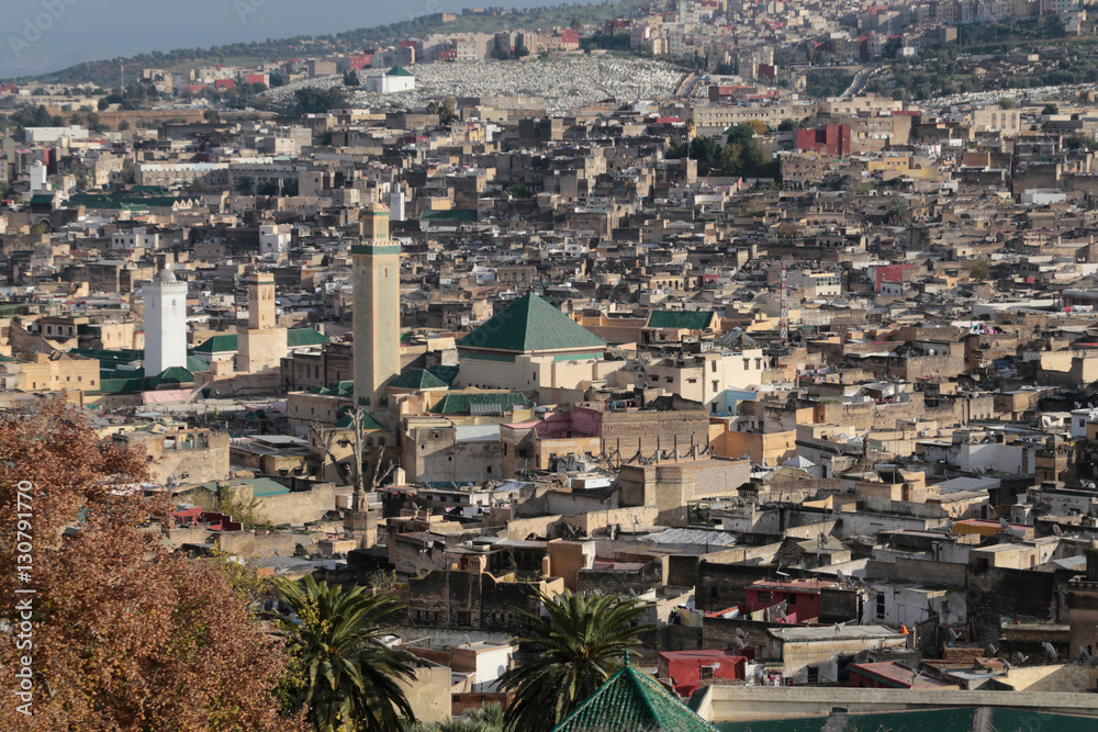 Medina de Fez en Marruecos. Vista desde colina cercana con mezquitas en centro y cementerio musulman en la colina al frente